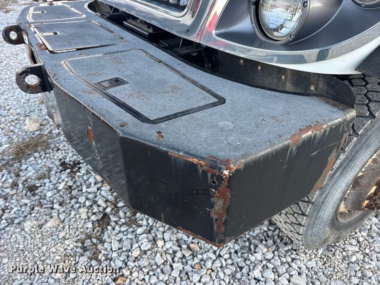 image for item EN0860 2011 International 7400 truck cab and chassis