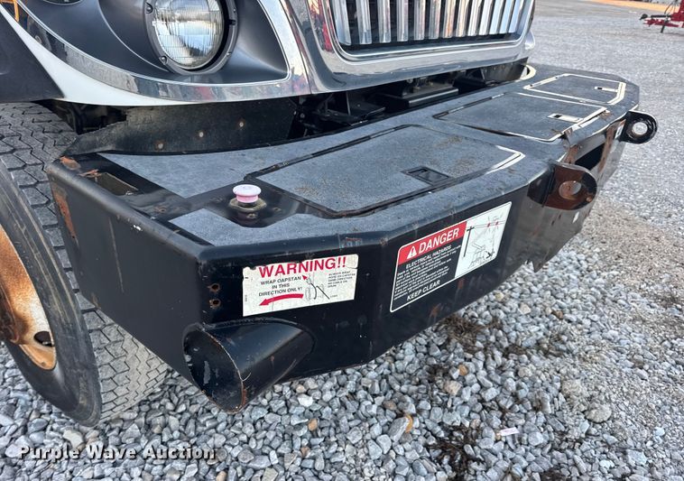 image for item EN0860 2011 International 7400 truck cab and chassis