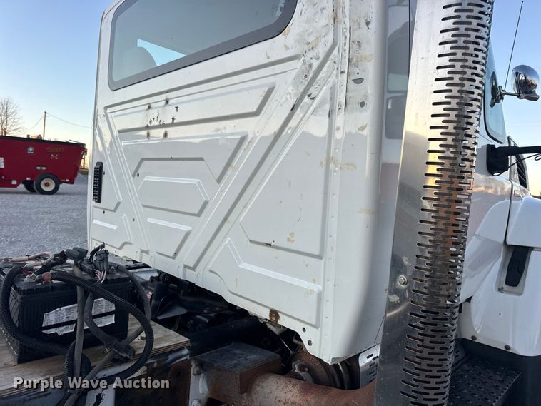 image for item EN0860 2011 International 7400 truck cab and chassis