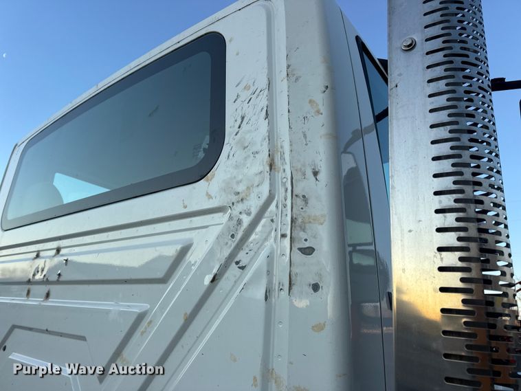 image for item EN0860 2011 International 7400 truck cab and chassis