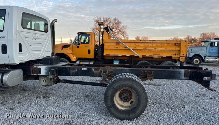 image for item EN0860 2011 International 7400 truck cab and chassis