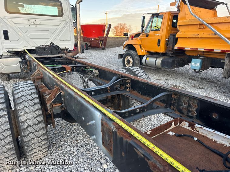 image for item EN0860 2011 International 7400 truck cab and chassis