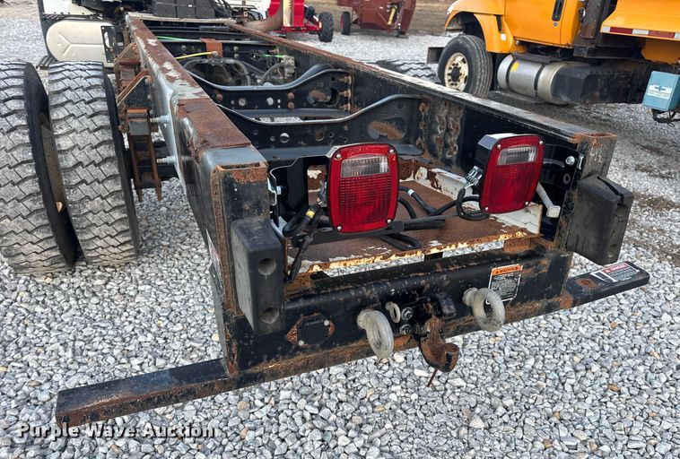 image for item EN0860 2011 International 7400 truck cab and chassis