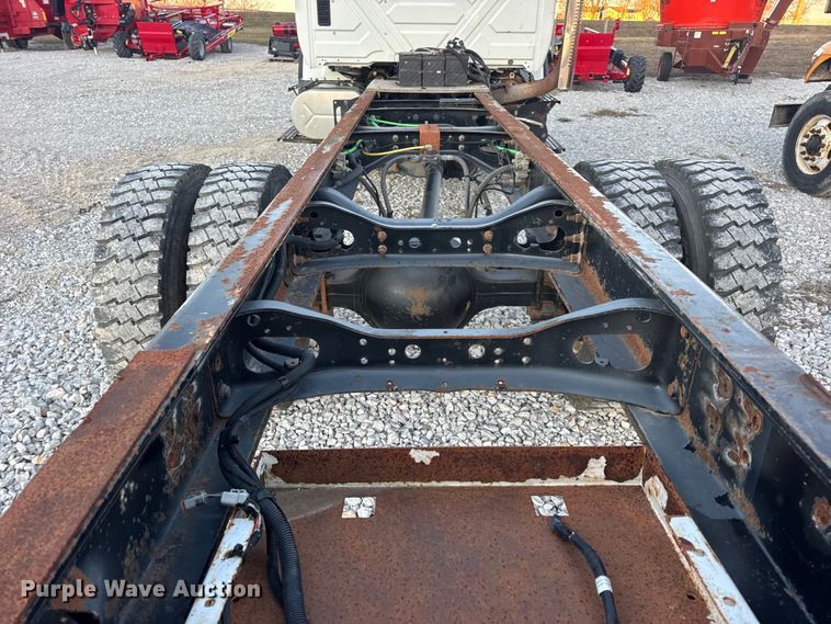 image for item EN0860 2011 International 7400 truck cab and chassis