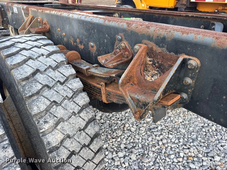 image for item EN0860 2011 International 7400 truck cab and chassis