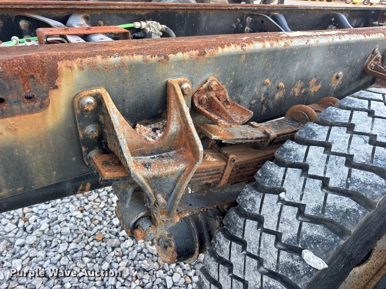 image for item EN0860 2011 International 7400 truck cab and chassis