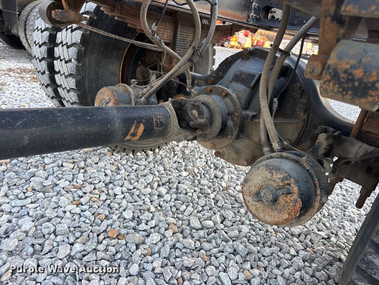 image for item EN0860 2011 International 7400 truck cab and chassis