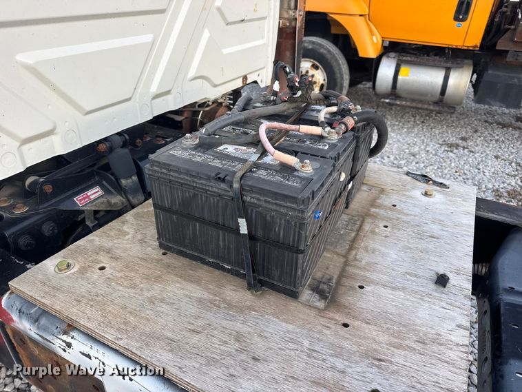 image for item EN0860 2011 International 7400 truck cab and chassis