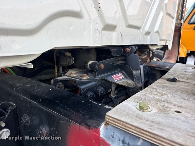 image for item EN0860 2011 International 7400 truck cab and chassis