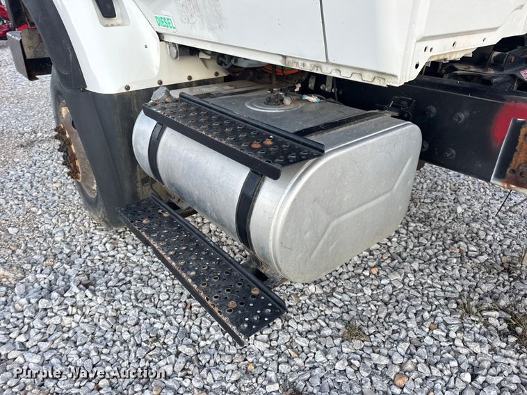 image for item EN0860 2011 International 7400 truck cab and chassis