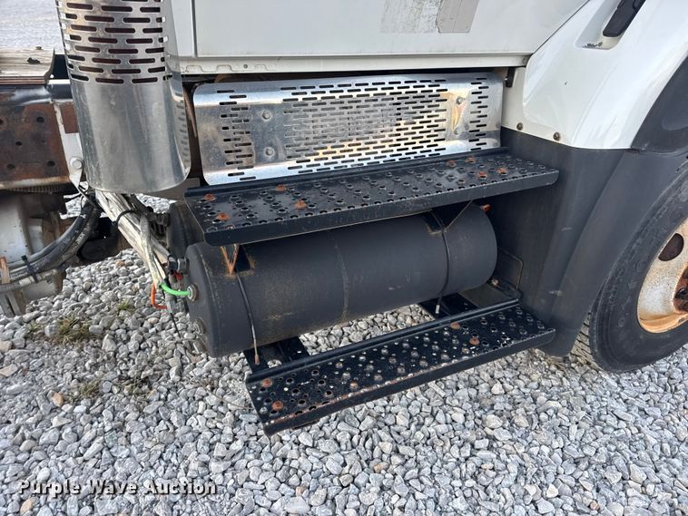 image for item EN0860 2011 International 7400 truck cab and chassis