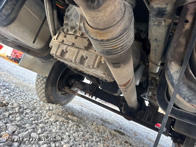 image for item EN0860 2011 International 7400 truck cab and chassis