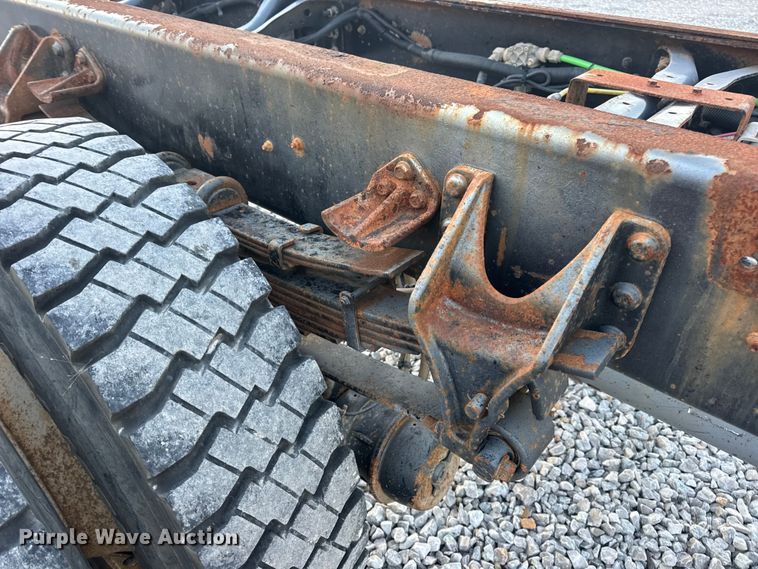 image for item EN0860 2011 International 7400 truck cab and chassis