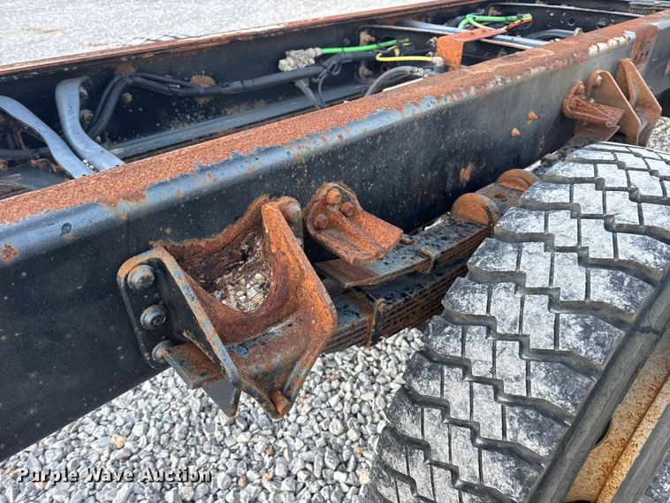 image for item EN0860 2011 International 7400 truck cab and chassis