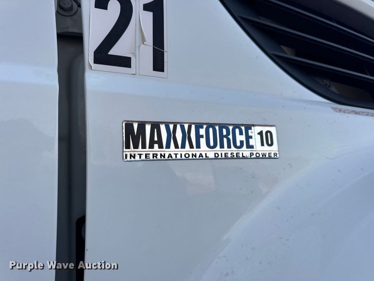 image for item EN0860 2011 International 7400 truck cab and chassis