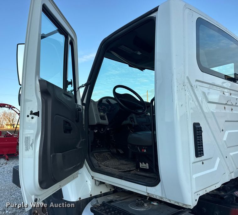 image for item EN0860 2011 International 7400 truck cab and chassis