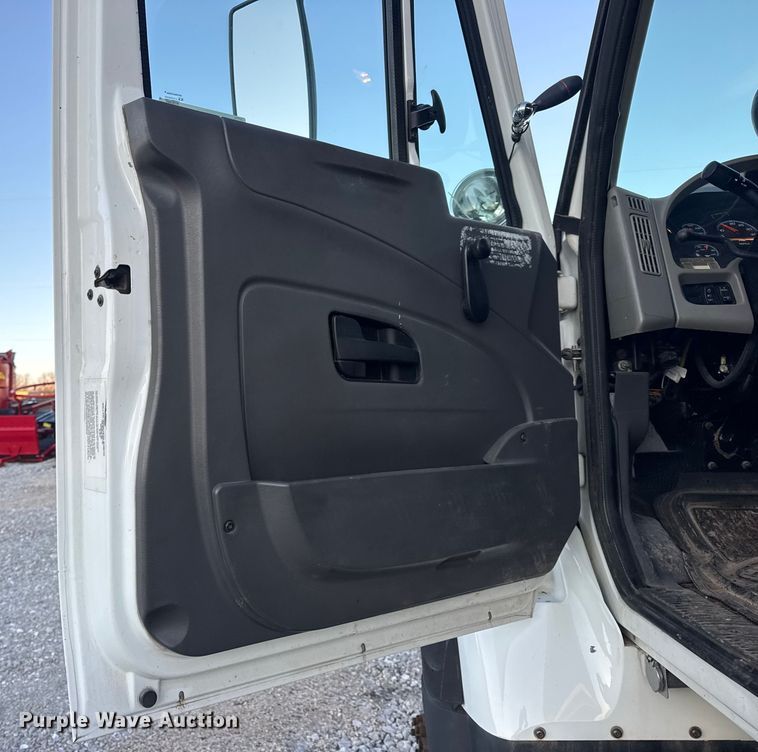 image for item EN0860 2011 International 7400 truck cab and chassis