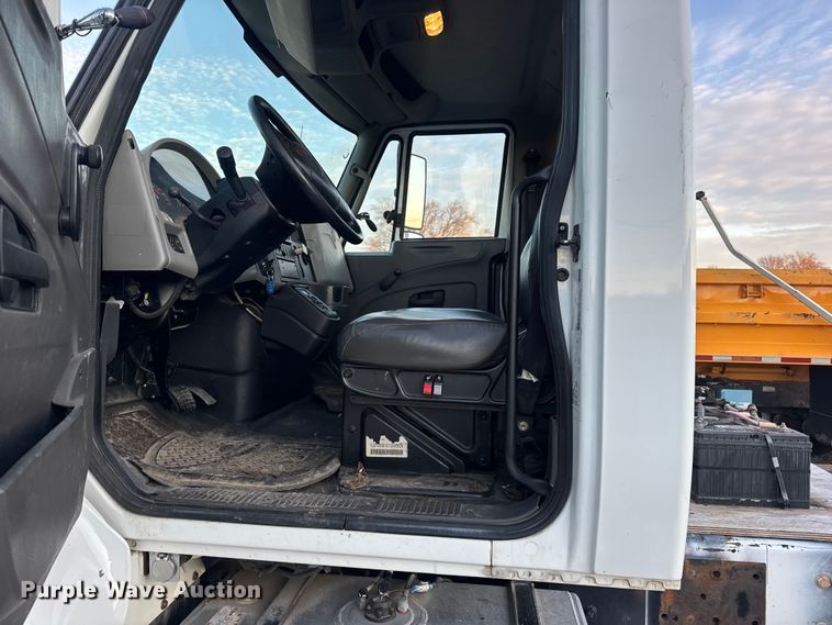 image for item EN0860 2011 International 7400 truck cab and chassis