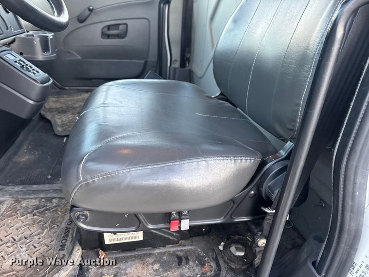 image for item EN0860 2011 International 7400 truck cab and chassis