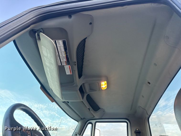 image for item EN0860 2011 International 7400 truck cab and chassis