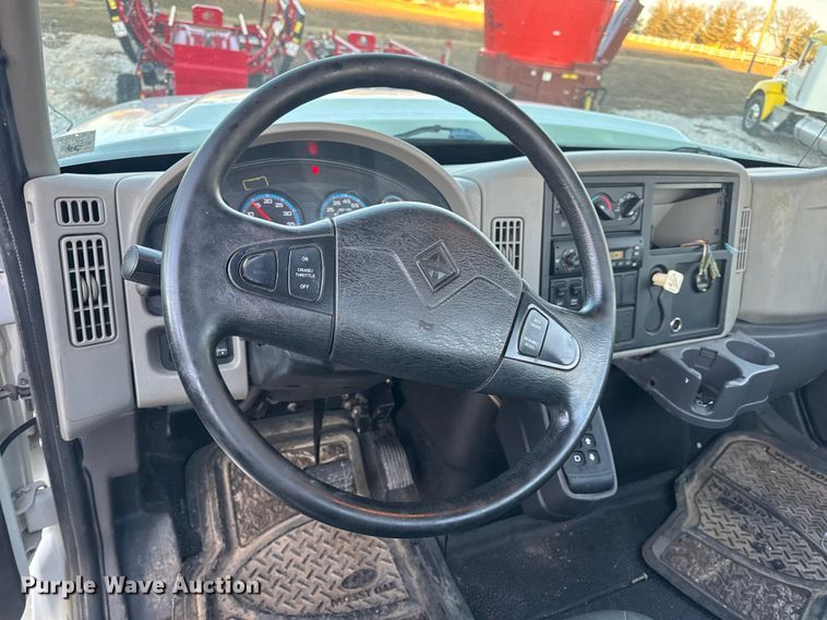 image for item EN0860 2011 International 7400 truck cab and chassis