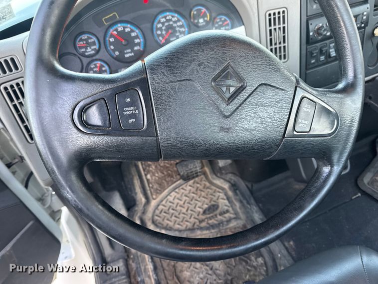 image for item EN0860 2011 International 7400 truck cab and chassis