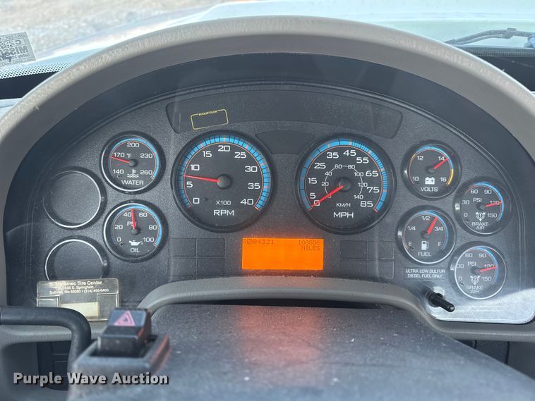 image for item EN0860 2011 International 7400 truck cab and chassis