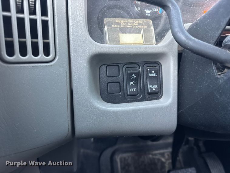 image for item EN0860 2011 International 7400 truck cab and chassis