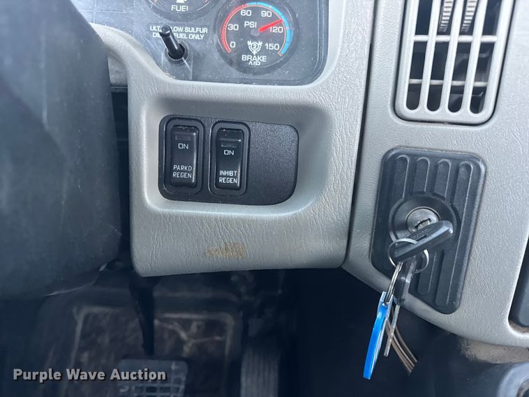 image for item EN0860 2011 International 7400 truck cab and chassis