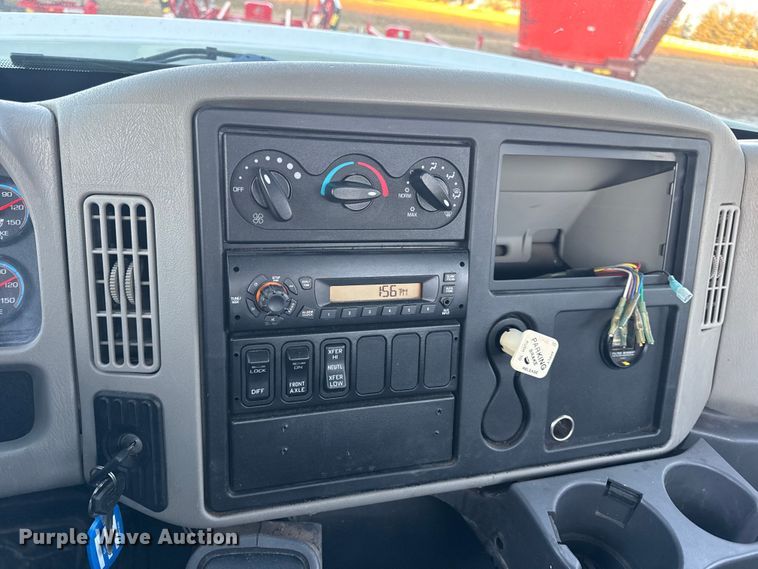 image for item EN0860 2011 International 7400 truck cab and chassis