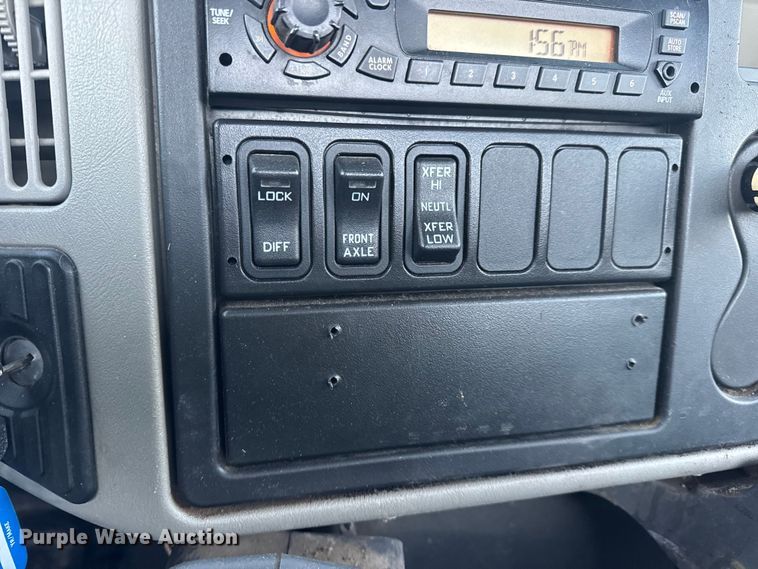 image for item EN0860 2011 International 7400 truck cab and chassis