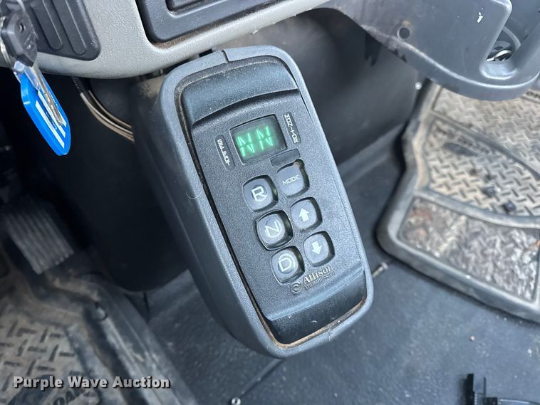 image for item EN0860 2011 International 7400 truck cab and chassis