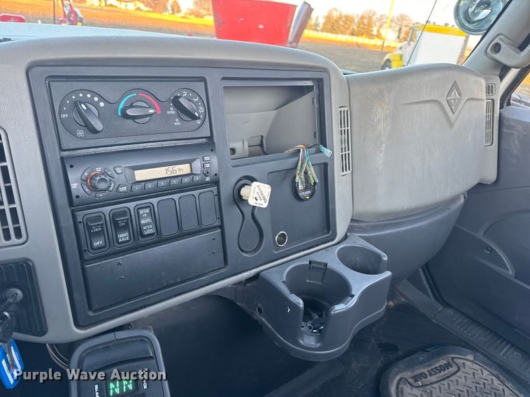 image for item EN0860 2011 International 7400 truck cab and chassis