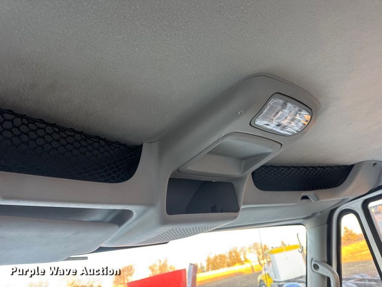 image for item EN0860 2011 International 7400 truck cab and chassis