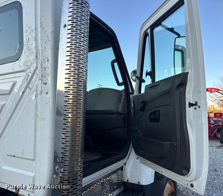 image for item EN0860 2011 International 7400 truck cab and chassis