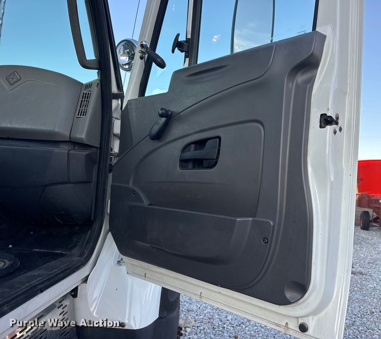 image for item EN0860 2011 International 7400 truck cab and chassis