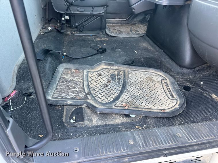 image for item EN0860 2011 International 7400 truck cab and chassis