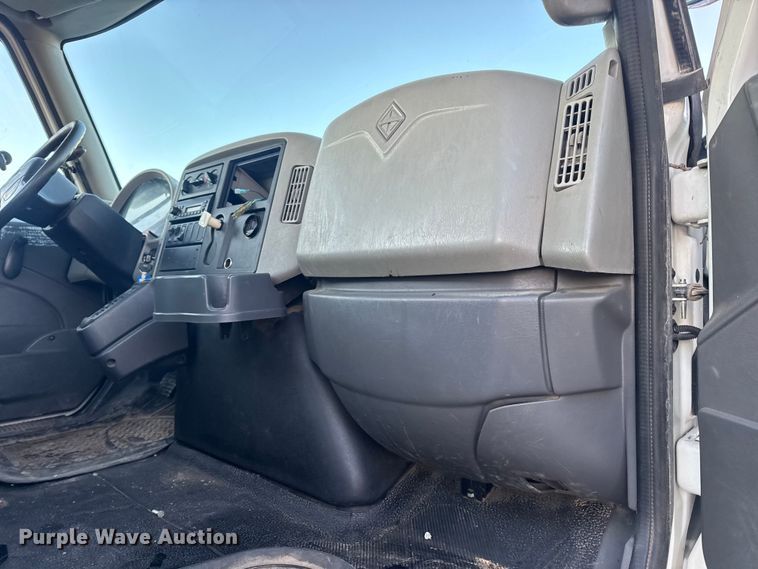 image for item EN0860 2011 International 7400 truck cab and chassis