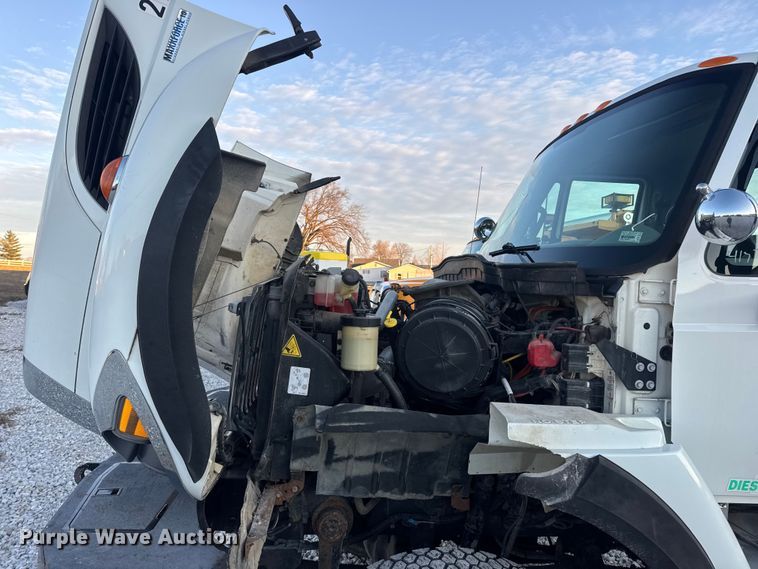 image for item EN0860 2011 International 7400 truck cab and chassis