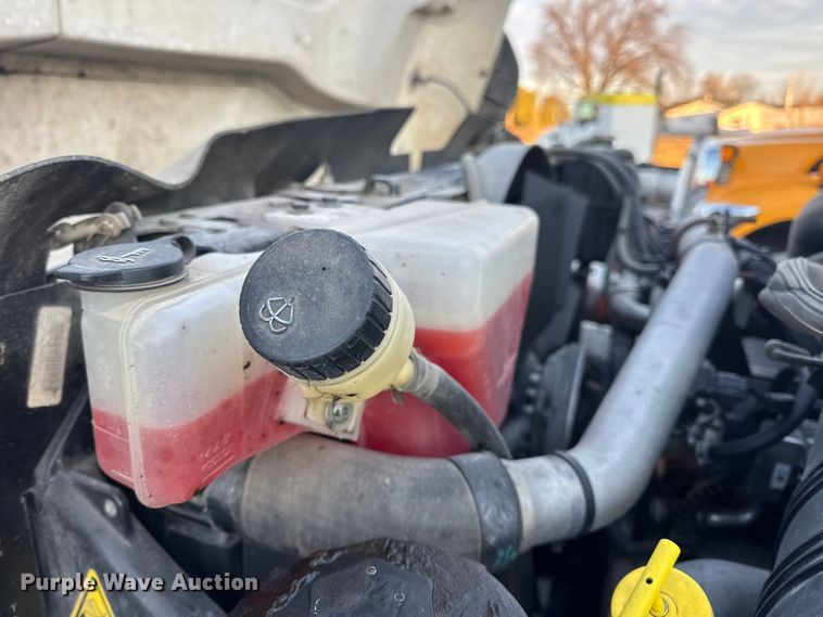 image for item EN0860 2011 International 7400 truck cab and chassis