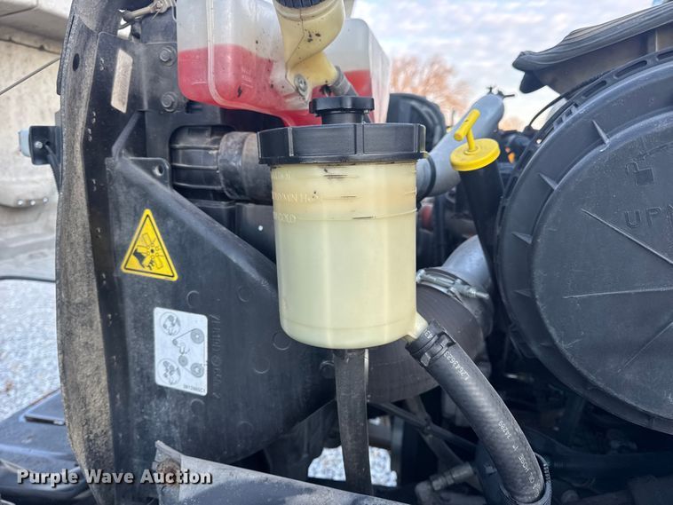 image for item EN0860 2011 International 7400 truck cab and chassis