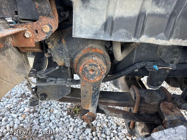 image for item EN0860 2011 International 7400 truck cab and chassis