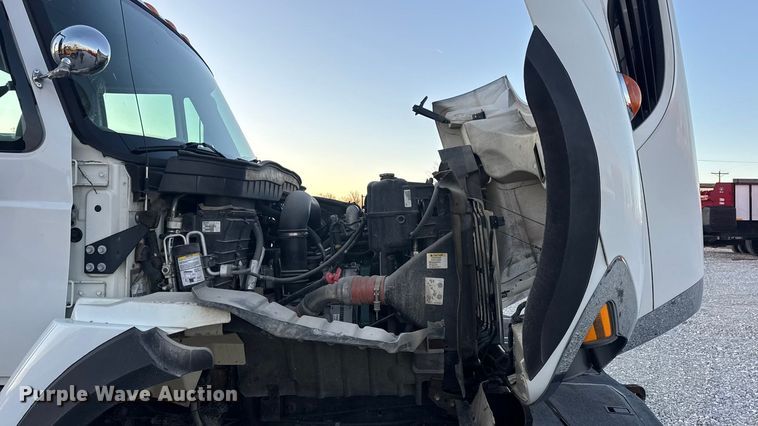 image for item EN0860 2011 International 7400 truck cab and chassis