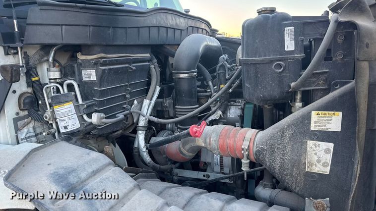 image for item EN0860 2011 International 7400 truck cab and chassis