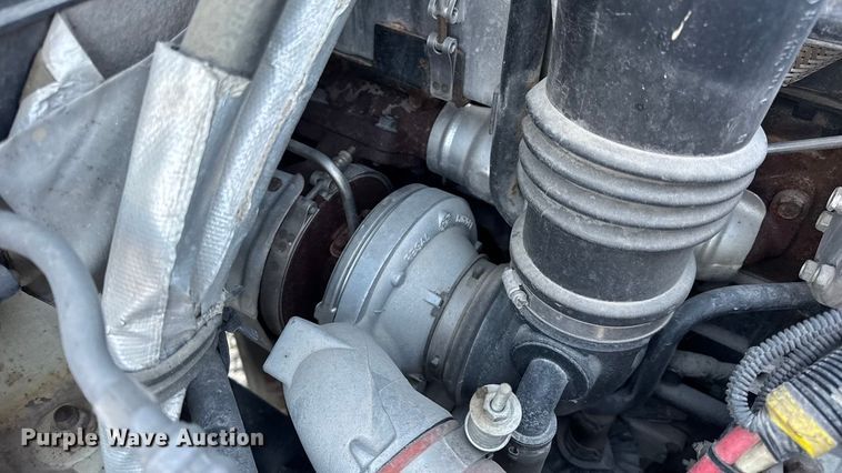 image for item EN0860 2011 International 7400 truck cab and chassis