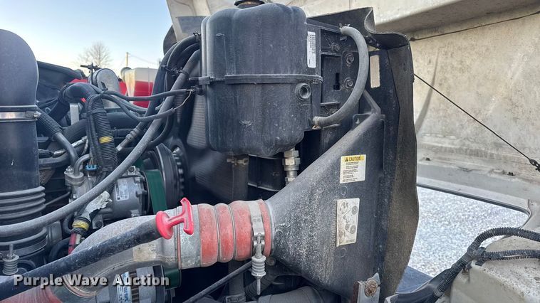 image for item EN0860 2011 International 7400 truck cab and chassis