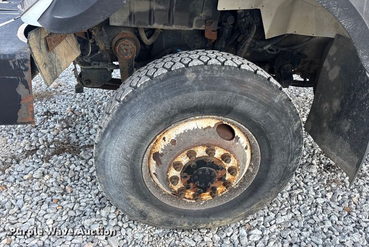 image for item EN0860 2011 International 7400 truck cab and chassis