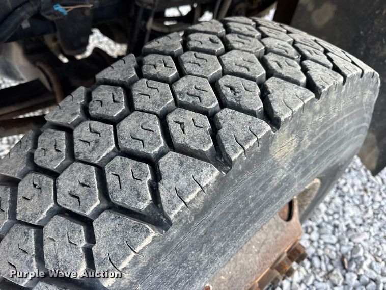 image for item EN0860 2011 International 7400 truck cab and chassis