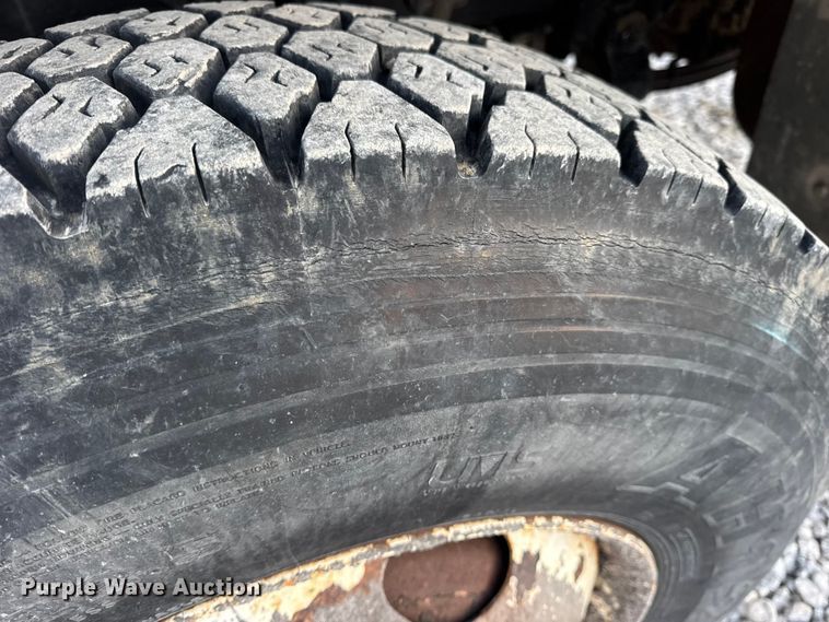 image for item EN0860 2011 International 7400 truck cab and chassis