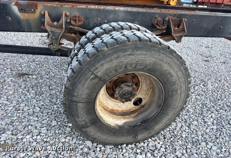 image for item EN0860 2011 International 7400 truck cab and chassis